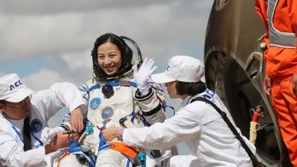 神十三航天员随身携带特殊行李,他们究竟带了什么?