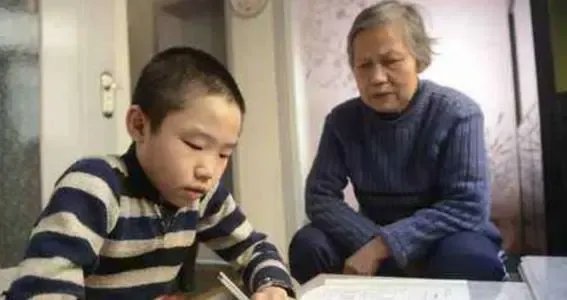 安徽一位奶奶偷窃甩锅孙子,这位老人这么做合适吗?