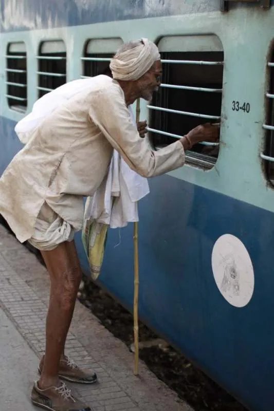 乞讨老汉拦车被撞严重不?