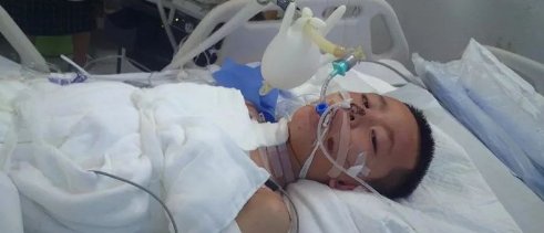 7岁男孩为保护妈妈为何被烧伤？