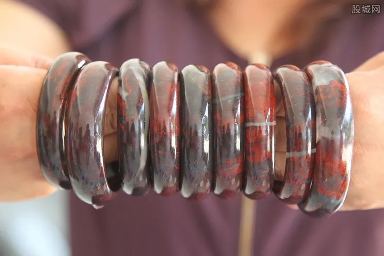 砸2万玉镯保手臂 购买玉镯怎样分辨好坏