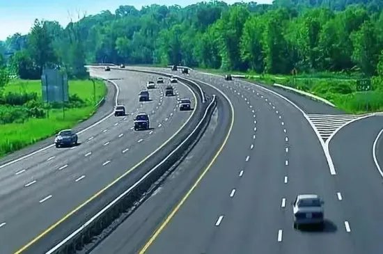 高速上的绿色激光灯是干嘛的