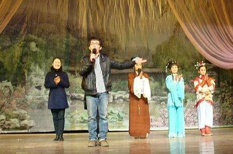 大雪天台下空无一人剧团照常演出，他们为何要这么做？