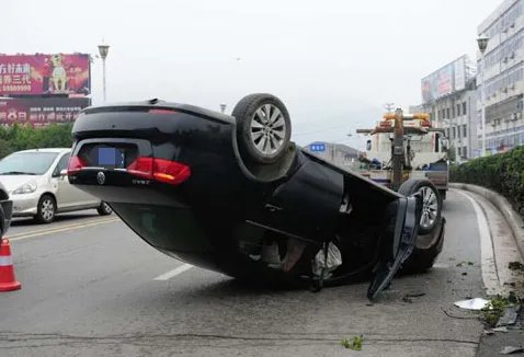 为了躲避对方车辆急转自己却翻车,未刮蹭,对方有责任吗？算交通事故吗？