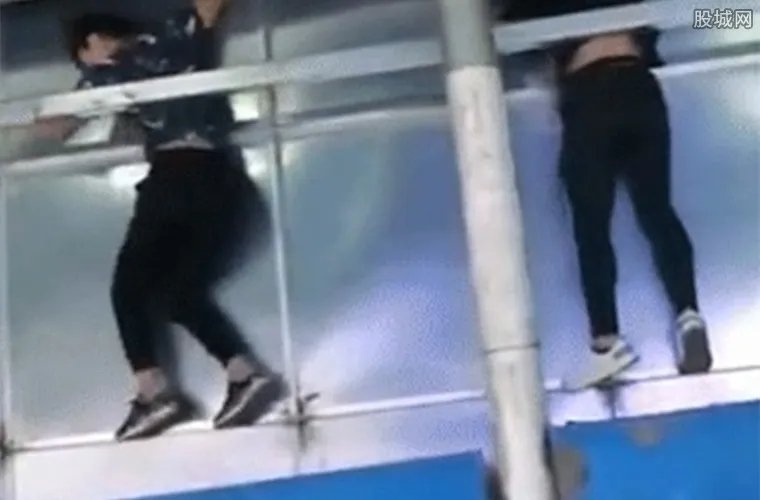 翻广告牌进地铁站 男子为逃票翻广告牌将面临这些处罚