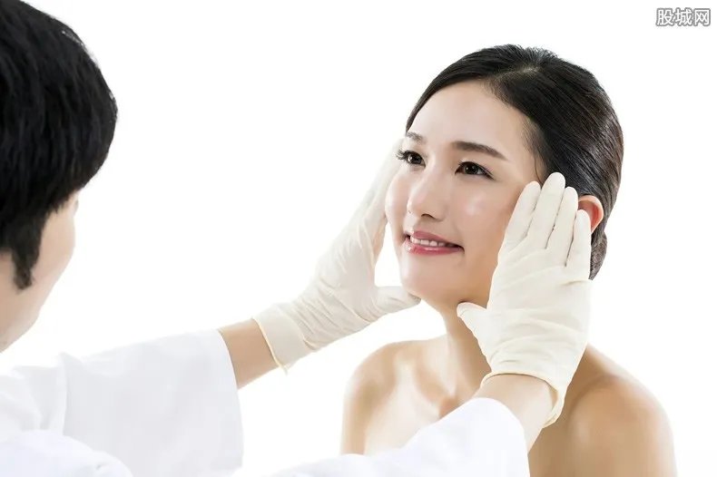 网红脸被老板砸坑 花几十万整容最终索赔10万贵吗