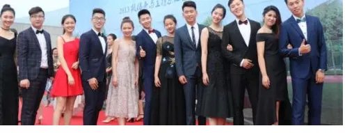 毕业生盛装走红毯是怎么回事？