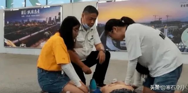 医学生救人无效遭恶评后,学校将授她们特别奖。你如何看此事?