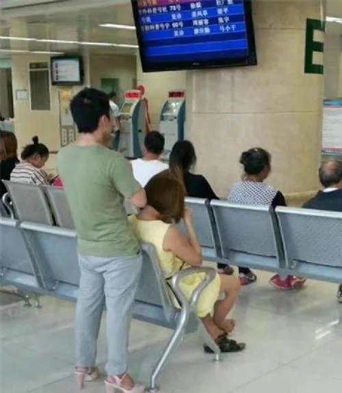 穿妻高跟鞋站医院是在作秀吗 网友直呼:刘恺威赶紧学!