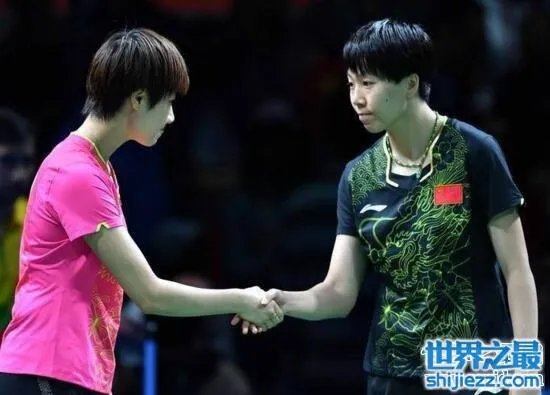 丁宁李晓霞不握手事件，相拥庆夺冠破不和传闻 