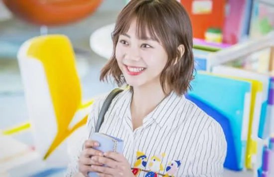 谭松韵现身妈妈被撞案庭审 现场画面曝光一身黑衣神情严肃