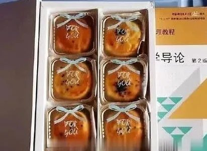 中科大月饼封面是天体物理教科书,同学们是会收藏还是吃?