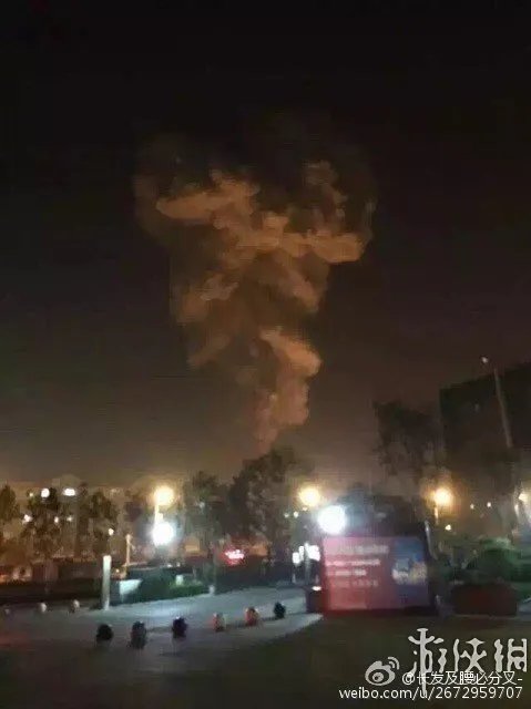 天津滨海新区发生爆炸17人死亡400伤 现场升起蘑菇云