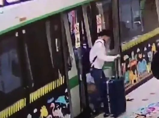女乘客强扒地铁门是怎么回事?