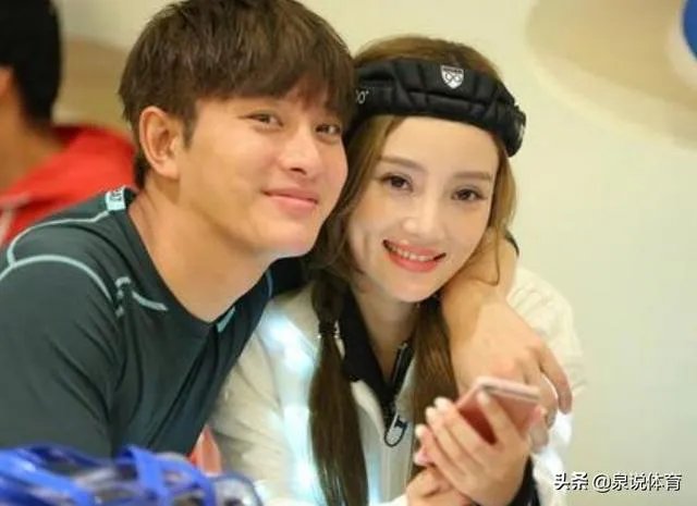 贾乃亮李小璐关系破冰？两人一起陪甜馨玩耍，离婚后首次同框，你怎么评价？