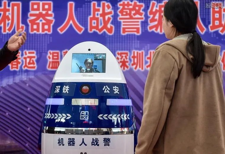 机器人警察编队 集众多功能于一身助力春运安保