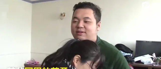 台湾学生用身体撞门救老师具体情况如何？