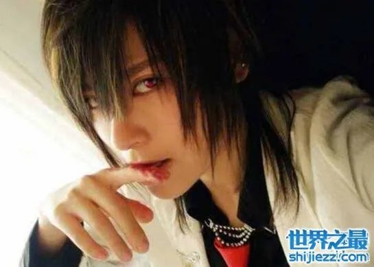 coser小小白素颜照曝光，小小白卸妆后依旧高颜值 