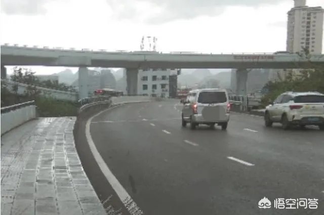 超车时需要打灯吗?怎样打？