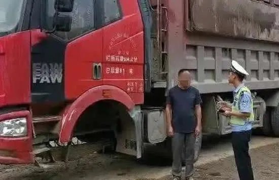 货车两个前轮都没了仍在行驶 现场画面曝光既搞笑又后怕!