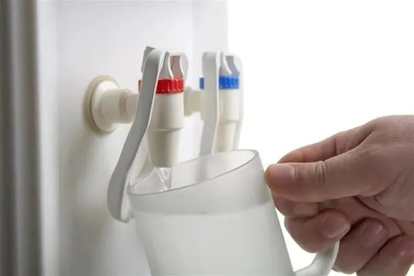 为什么只有中国人爱喝热水?200年前,一英国人找到了答案