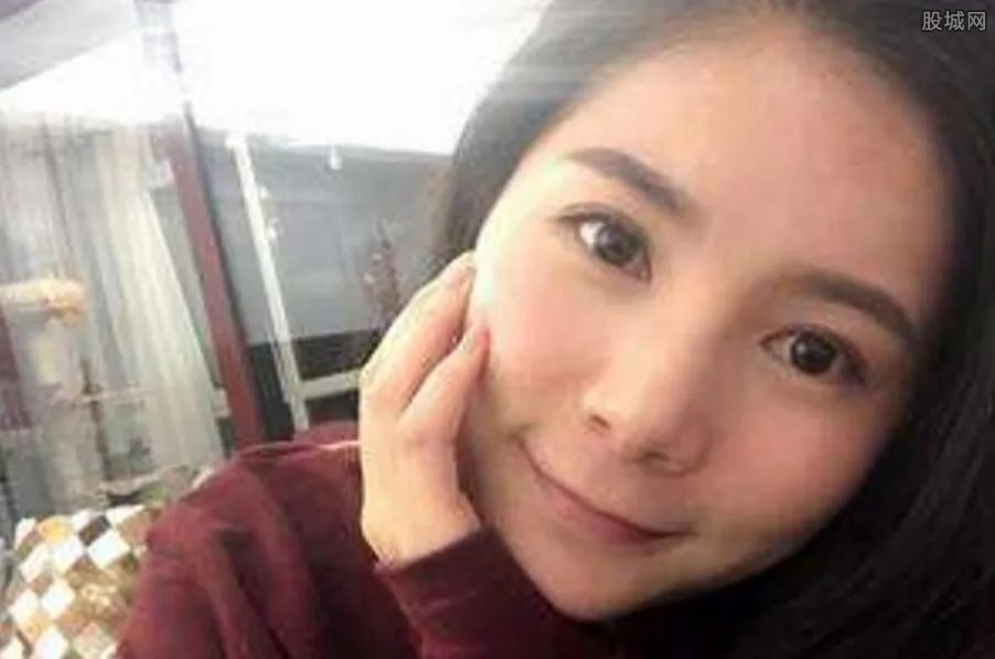 何姿跳水时胸罩险走光 呆萌美女何姿被谣传跳水凸点