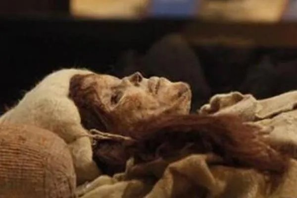 小河公主容貌复原图:美丽的混血女孩(脸上挂着微笑)