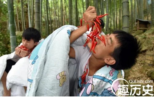 裹棉被比赛吃辣椒  38度山里比赛只为呼吁环保