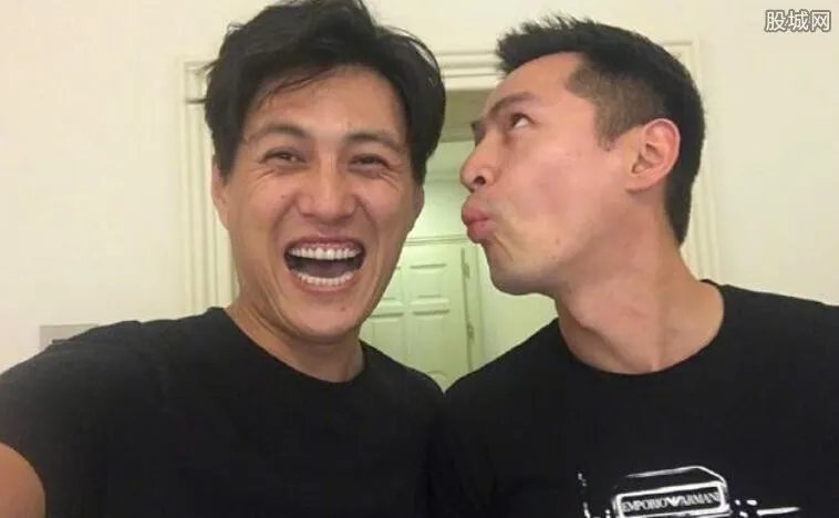 靳东胡歌搞怪合影 对镜吐舌卖萌翻白眼十分开心