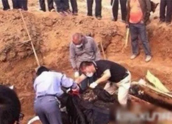 千年巨蛇镇守古墓竟借尸还魂：还有一具千年女尸,惊悚吓人