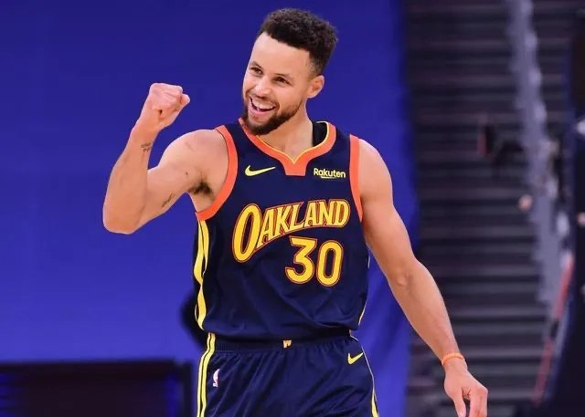 詹姆斯支持库里当选MVP，你觉得库里今年的表现如何？