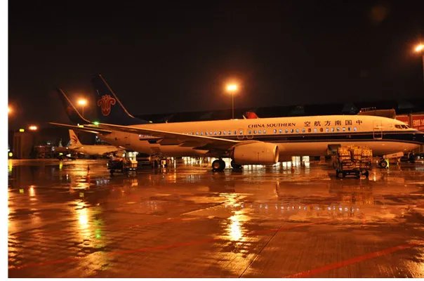 成都机场遭遇雷暴天气带来什么影响？