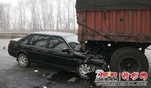 世界最豪华跑车追尾货车现场 如何避免汽车追尾事故的发生