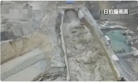 昆仑山突发融雪性洪水相当于几个西湖的洪水？