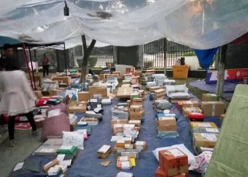 取快递堪比春运 大学生排队领快递