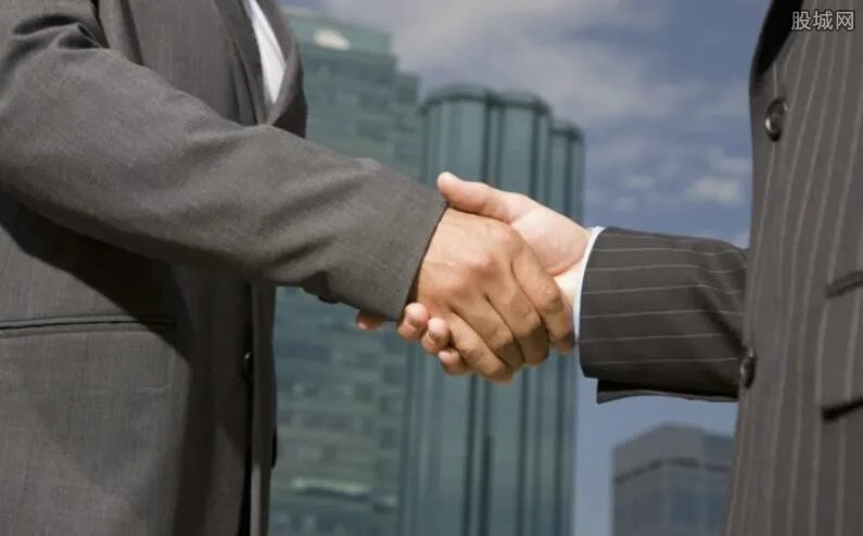 男女互殴后发现是同学 拳脚相加之后握手言和