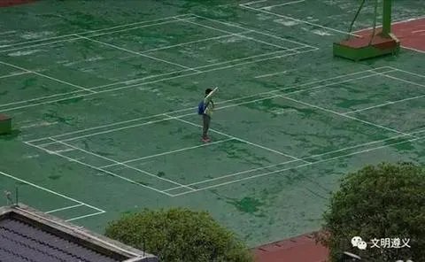 小学生立雨中敬礼事件是怎么回事？