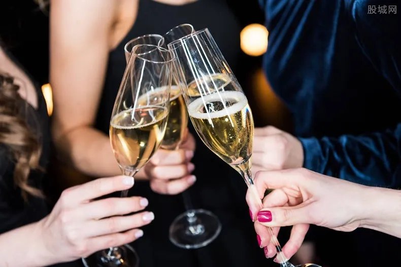 印度假酒百人死亡 已查获1万多升非法酒