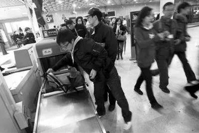 女子掌掴女安检员是怎么回事？