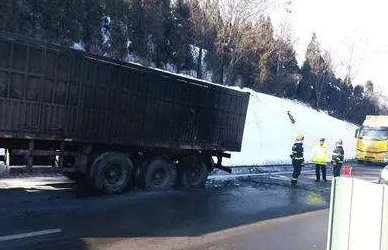 高速驶来火轮车,高速上发生事故后该怎么办?