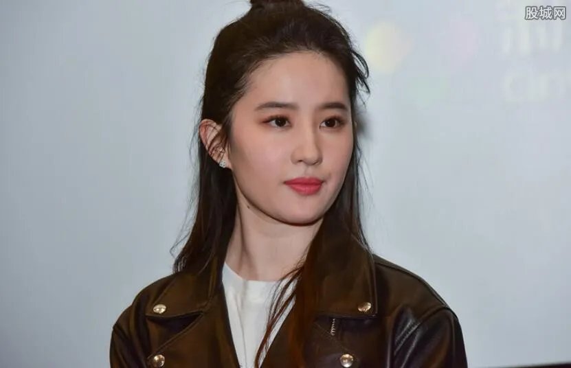 刘亦菲与小姨合影 气质出众一家人基因逆天