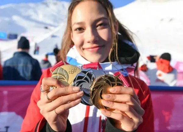 谷爱凌带伤夺世锦赛冠军，她的体育精神是否值得我们敬佩？