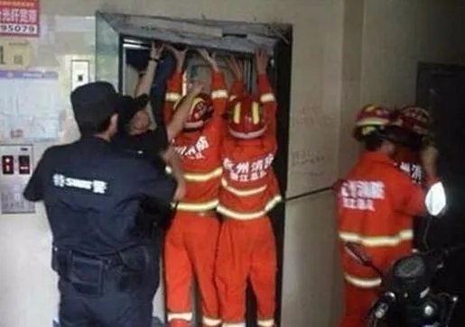 修电梯为何被卡致死呢?