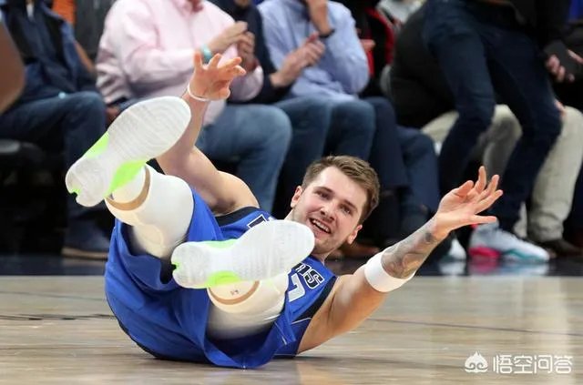 湖人10连胜被终结之后,东契奇主动走向湖人替补席,老詹却转身就走,你怎么看?