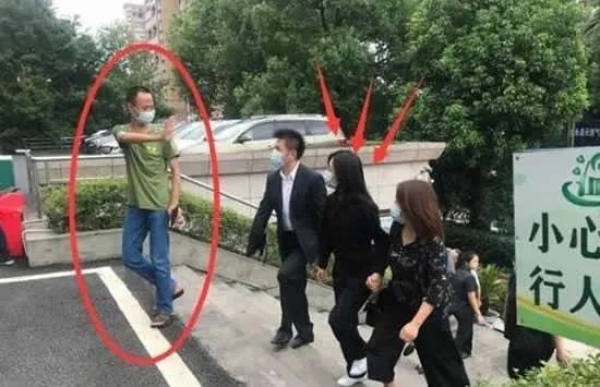 谭松韵现身妈妈被撞案庭审 现场画面曝光一身黑衣神情严肃