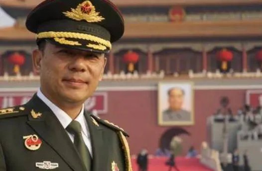 联合军乐团中58岁老兵面对镜头不舍哽咽，他不舍的究竟是什么？