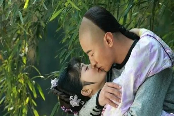 新还珠格格晴儿吻戏曝光   新还珠格格吻戏生猛