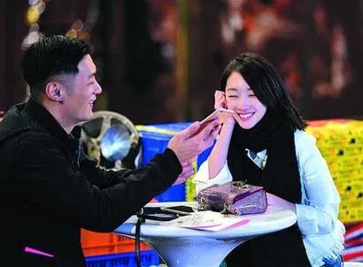 周冬雨余文乐什么关系分手了吗 余文乐对周冬雨各种摸真的假的