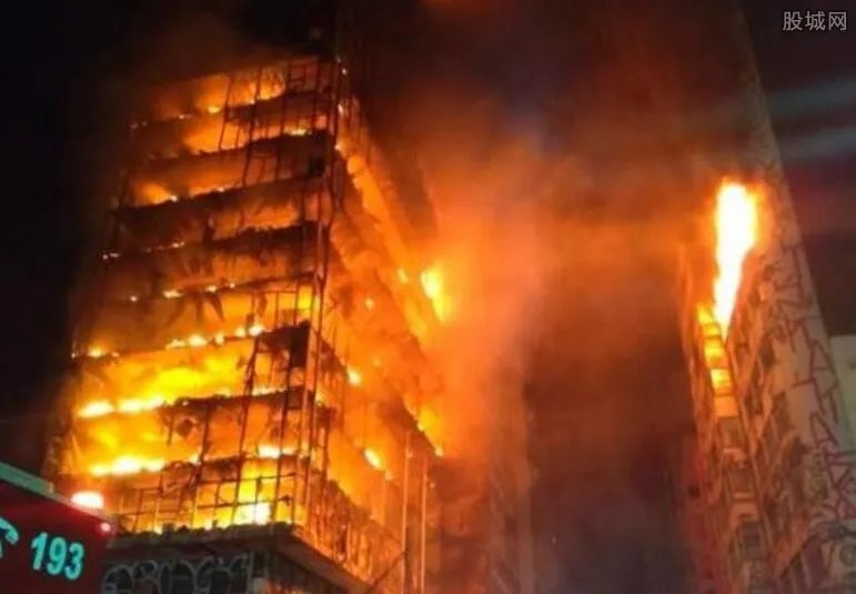 巴西大楼起火坍塌 26层高楼被大火吞没损失不计其数