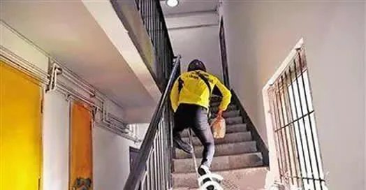 单腿小哥送外卖是什么情况:一条腿和一副拐杖送餐及时